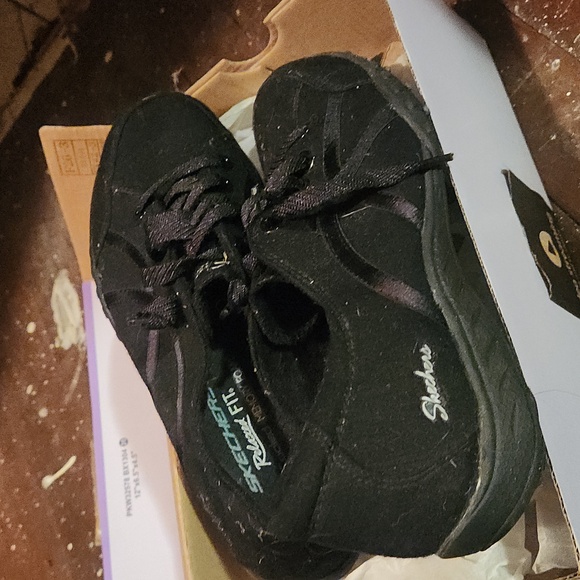 Sketchers Relaxed Fit - Picture 2 of 3